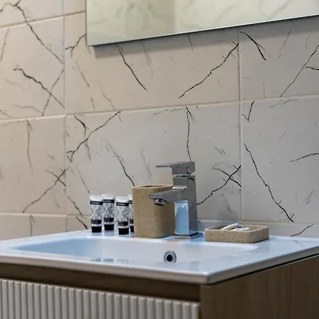 Sunny View By Moonlight 马马亚